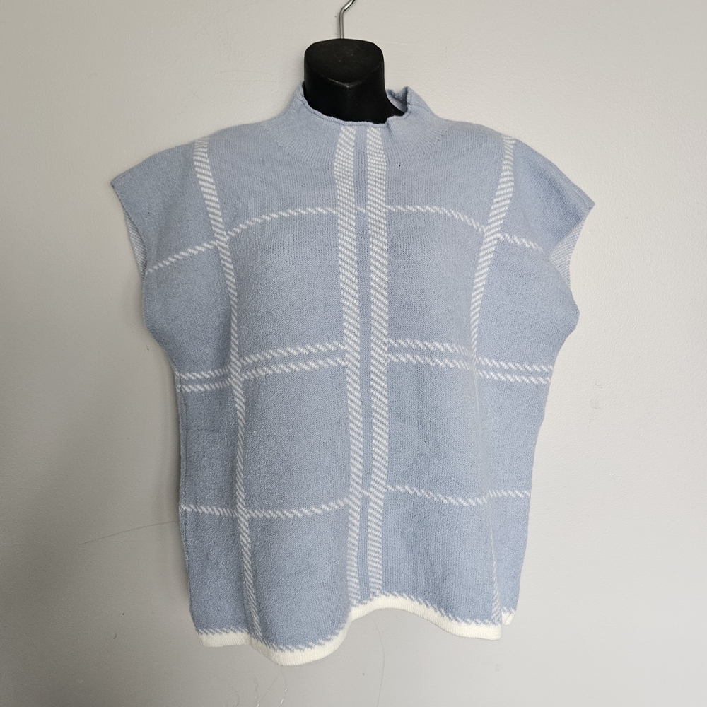 NWOT Gilli Sky Blue and White Turtleneck Mock Sweater Vest Medium